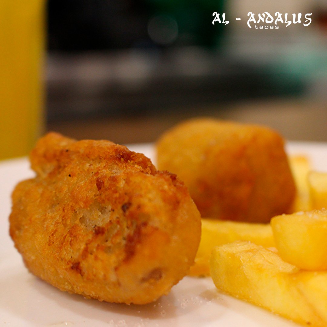 AlAndalus_Tapas's tweet photo. Después de probar nuestras croquetas, no querrás comer otra cosa 😋💕¿De qué sabor son tus croquetas favoritas? ¡Cuéntanoslo en comentarios! 
.
.
.
#Croquetas #foodstagram #instalike #AlAndalus #Alicante https://t.co/DoXES0UTtb