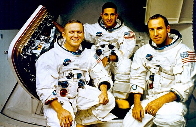 FlexFlixKids's tweet photo. ¡Porque para triunfar hay mucho que trabajar! Un 27 de diciembre de 1968, regresaba a la Tierra la nave #ApolloVIII que orbitó la Luna diez veces 🌖👀 Así ensayaban el alunizaje de un año después!
➡ https://t.co/vOr1AXYgTv
#BuenJueves #Efemerides 🚀 https://t.co/UM58ONY3hL