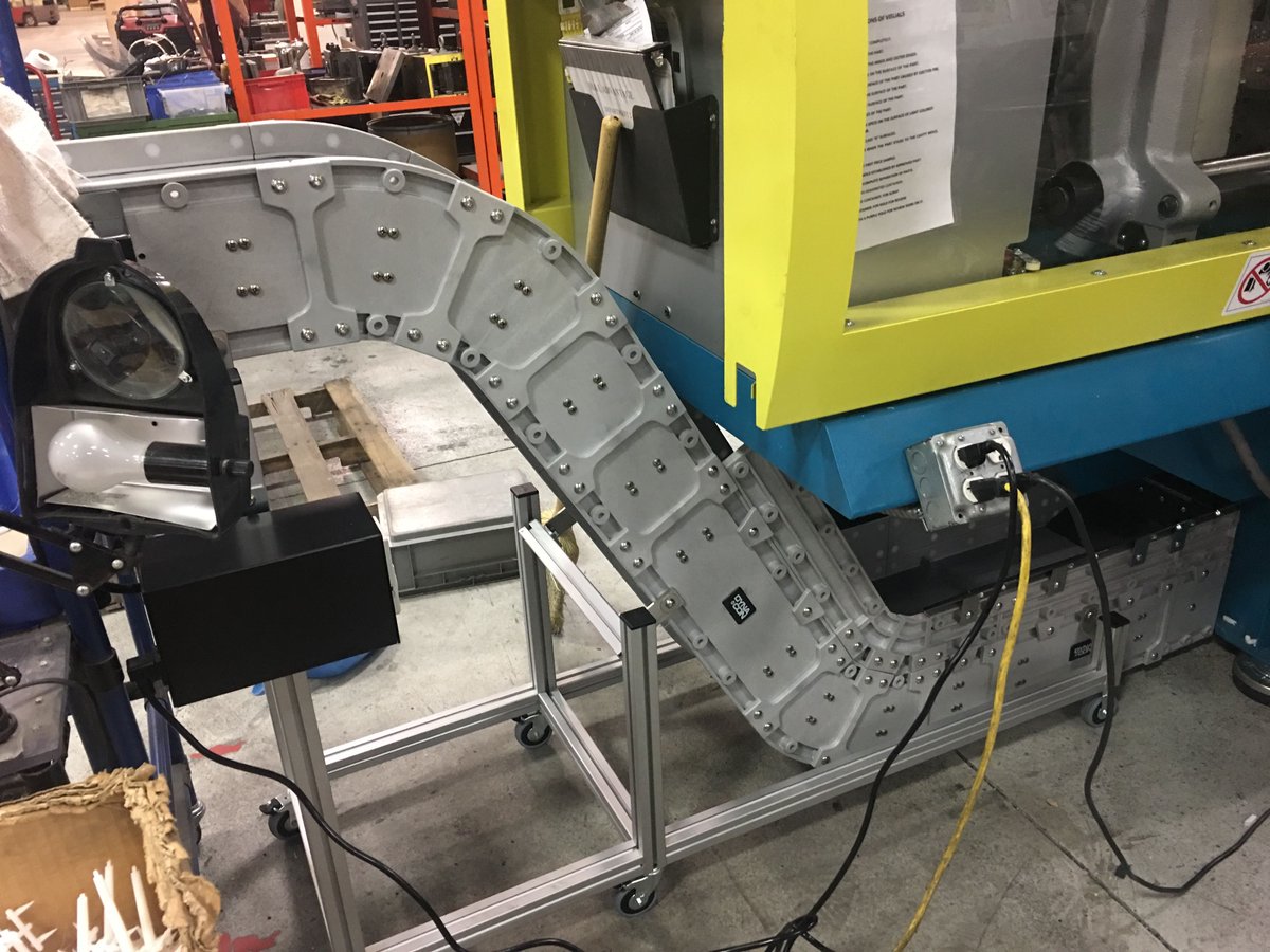 DynamicConveyor's tweet photo. We build conveyors to get parts out from under machines.  Want one? #partsconveyors https://t.co/YgSAQ7D9fa