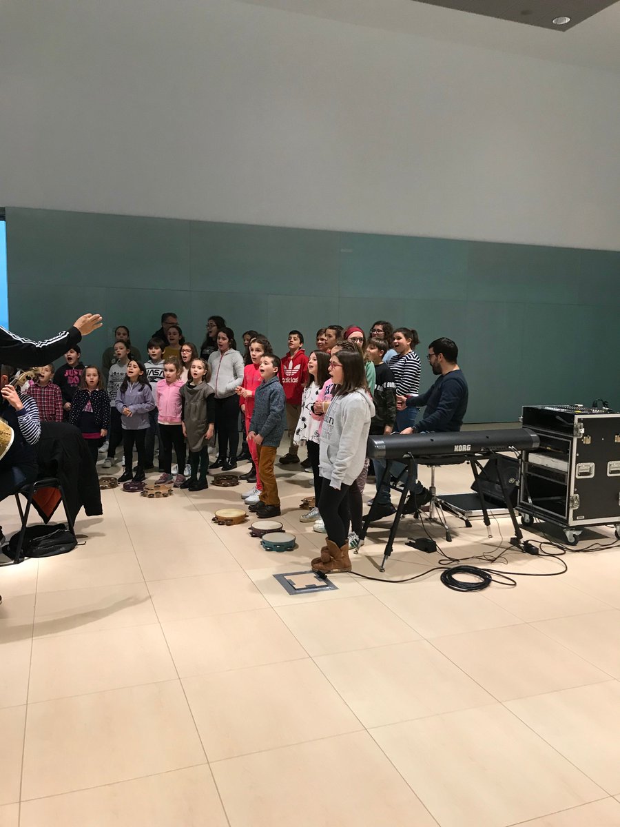 pcongresosvigo's tweet photo. ❤️❤️ En el Auditorio Mar de Vigo el Coro Peque de Acopovi 👬👭👫 ensayando con la Orquesta de instrumentos reciclados de Cateura 🎶🎶🎶
#GiraCateura #Acopovi #Aporelsoldout #Vigo https://t.co/9ZcfYIopSN