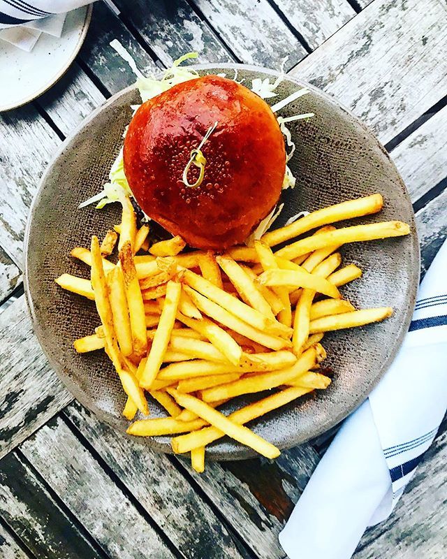raleighwhatsup's tweet photo. | DINE | love a good burger + fries! @tazzakitchen @shopcameronvillage #raleighfoodpics #cameronvillage #raleighfoodies #919eats #tazzakitchenraleigh #cvtrendreport https://t.co/aeo5Tg431D https://t.co/WS4ATLA7J7
