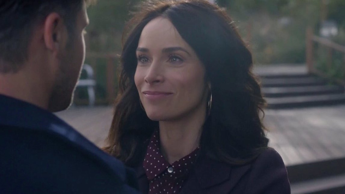 glory_mccrory's tweet photo. how she looks at her husband 
#SaveTimeless #Timeless https://t.co/1xSJhk47sn