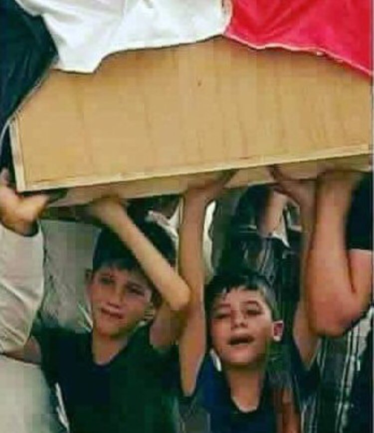 أثناء جنازة والده ِ هطل المطر ، فـ إحتمى بأبيه للمره الأخيره ... 
وهنا وقفت الملائكه لشعور الشهاده 
وإنزلت من أعينها مطر الربيع بغزاره 
وصوبها آنين لطفل لم يكمل عامهُ 
لسبعة أعوام ...
