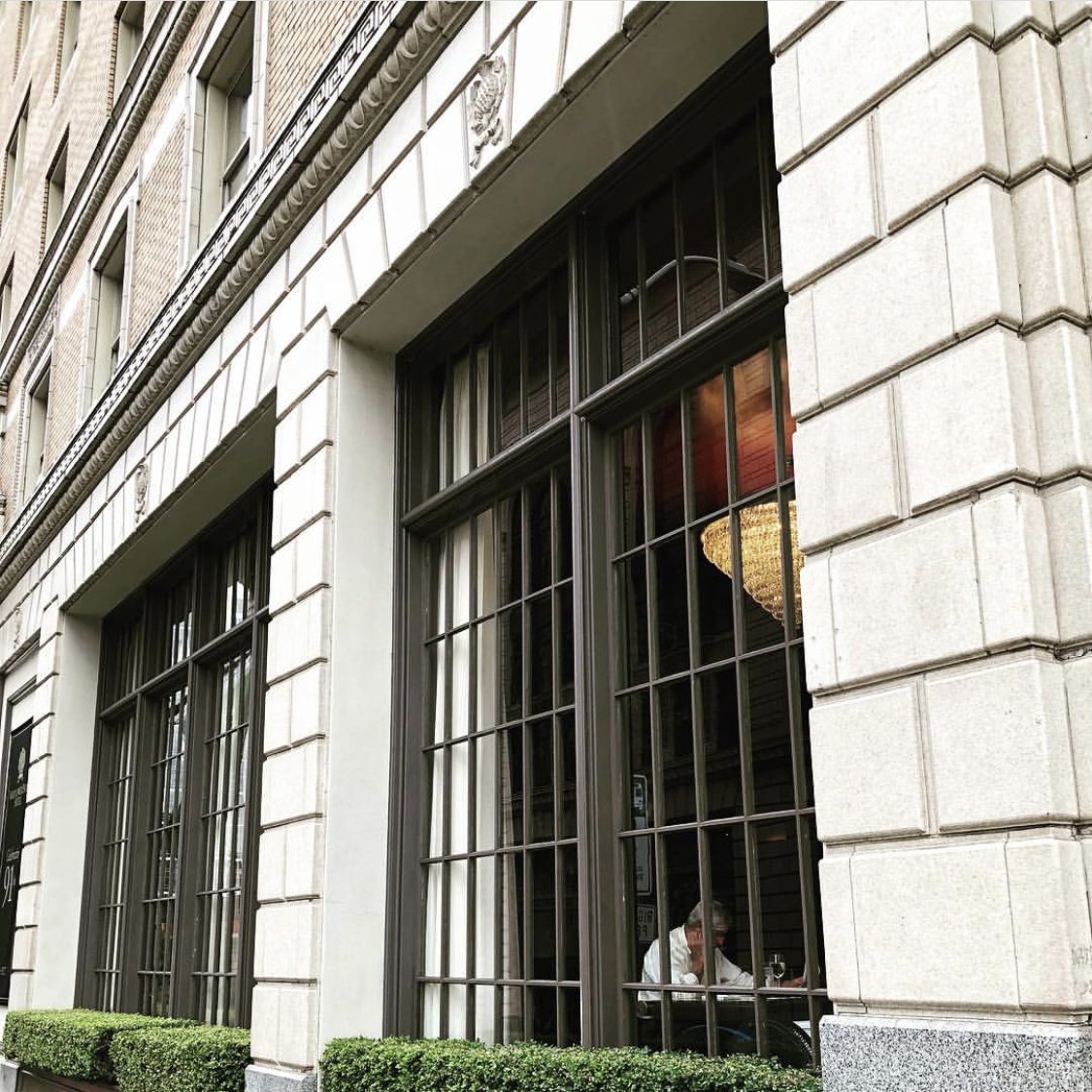 OliversLounge's tweet photo. A wonderful shot of our windows from outside by Miamidory on Instagram. Don't just rush on by, stop in to warm up with a delicious cocktail or a hearty lunch!
#MeetMeAtTheMayflower #HotelBar #SeattleCocktails #DowntownSeattleFood #ThoseWindows https://t.co/bOwYeHsNYo