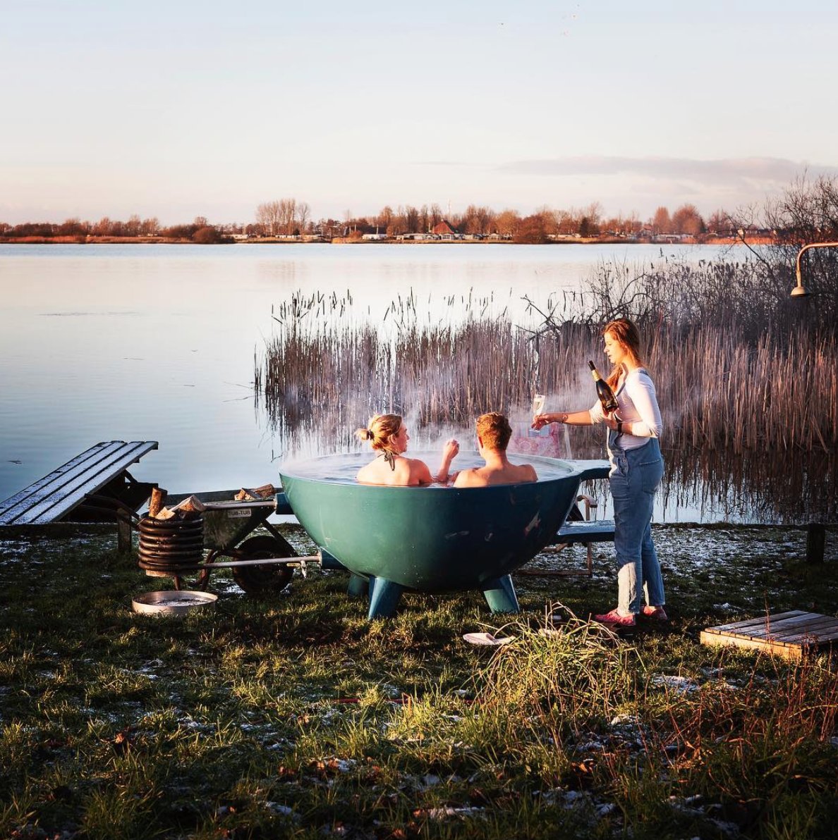 Het begint echt koud te worden.. Tijd om je bikini tevoorschijn te halen dus! Dit is namelijk dé periode om onze hottub te boeken! Ondergaande zon, sterrenhemel, glaasje bubbels, houtvuur en een stomend bad..Wie doet je wat? #kerstvakantie #winter #ontspannen #hottub #picknickers