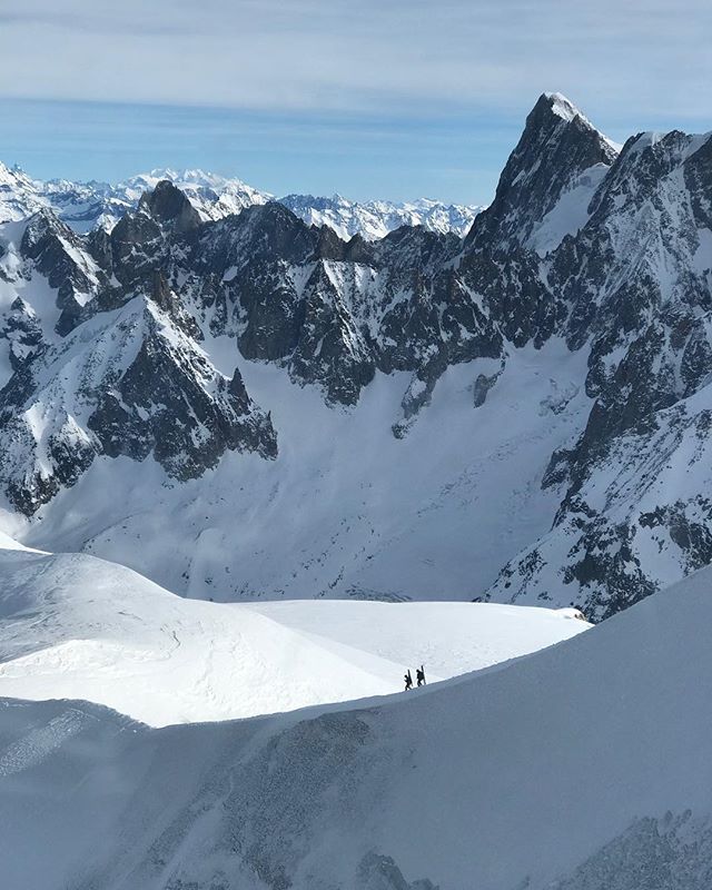 TravelPhotoFilm's tweet photo. Skiers descend from the Aiguille du Midi, Chamonix, France. .
.
.
. #chamonix #chamonixmontblanc #randonnee #skitouring #skiing #backcountryskiing #skiingislife #mountainlife #mountainlovers #merdeglace #valleblanche #skimountaineering #humanpowered #pow… https://t.co/d5S4UNIfh8 https://t.co/FIRMa3zwer