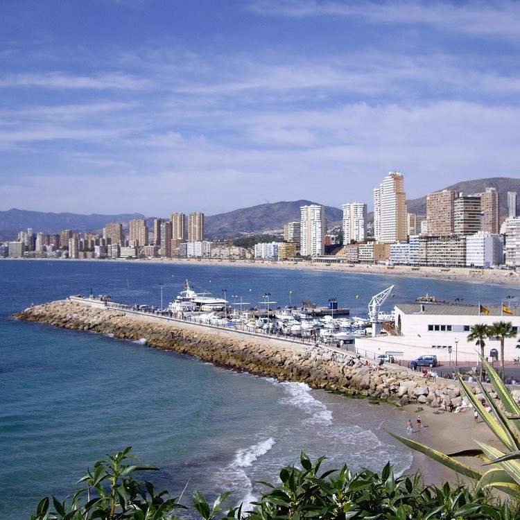 BKCINETRAVELING's tweet photo. Si viajas a #Benidorm estas fiestas y necesitas #traslado desde el #AeropuertoDeAlicante o desde @Renfe , nosotros te recomendamos a los mejores @transfer4u_ https://t.co/rWYc7y78AC https://t.co/QNYIQUDQ6f