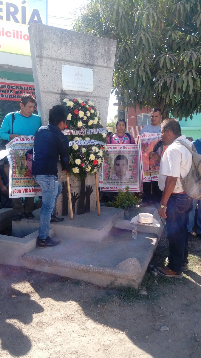 Tlachinollan's tweet image. A 51 meses de la desaparición de 43 y del asesinato de tres estudiantes, el caso sigue sin conocerse la verdad ni se ha hecho justicia. Madres y padres dejan ofrenda floral a la estela de luz de Julio César Ramírez Nava y Daniel Solis Gallardo, Iguala, Guerrero.