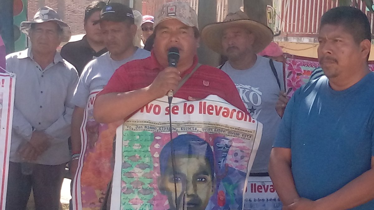 Tlachinollan's tweet image. A 51 meses de la desaparición de 43 y del asesinato de tres estudiantes, el caso sigue sin conocerse la verdad ni se ha hecho justicia. Madres y padres dejan ofrenda floral a la estela de luz de Julio César Ramírez Nava y Daniel Solis Gallardo, Iguala, Guerrero.