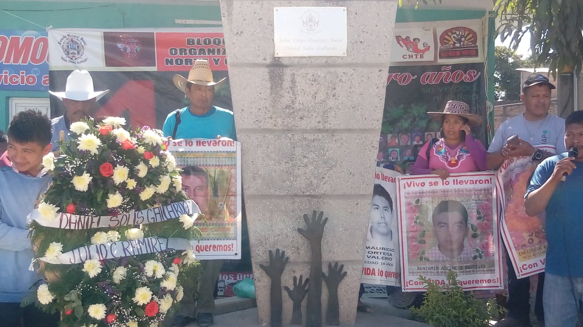 Tlachinollan's tweet image. A 51 meses de la desaparición de 43 y del asesinato de tres estudiantes, el caso sigue sin conocerse la verdad ni se ha hecho justicia. Madres y padres dejan ofrenda floral a la estela de luz de Julio César Ramírez Nava y Daniel Solis Gallardo, Iguala, Guerrero.