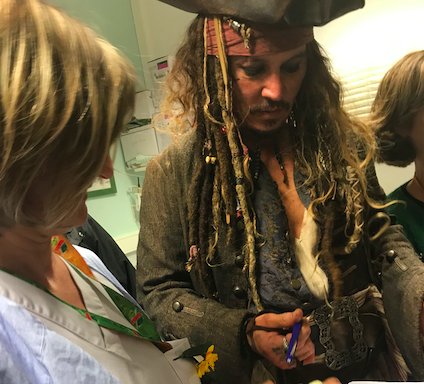 Visite surprise de Jack Sparrow 👀 le plus célèbre des pirates aux enfants &amp; ados de notre service de #pédiatrie ! Un cadeau 🎁 qui a fait la joie des patients, familles, soignants, médecins et chercheurs. Immense merci à Johnny Depp pour son temps, son réconfort &amp; son énergie ❤️
