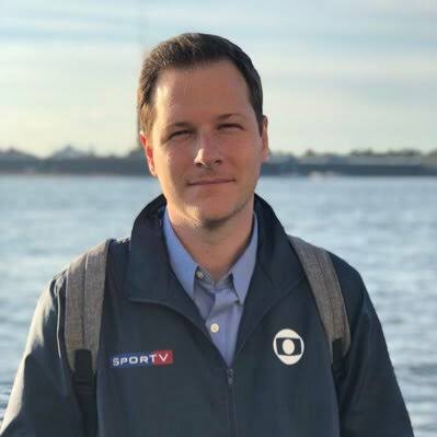sobreojogo's tweet photo. Na última matéria do ano, convidamos @raphaeldeangeli, correspondente do SporTV/TV Globo na França. Raphael também cobre vários eventos pela Europa, esteve nas últimas duas Copas e mais! Falamos sobre a profissão, PSG, Neymar, Mbappé... Confiram!

➡️ https://t.co/A6FwYBSbTY https://t.co/0PLGcTwdTs