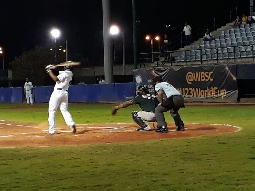 Leonesbbc's tweet photo. @LCBP_Colombia En la alta del tercero Toros aumenta la ventaja a 7, pero en la baja del mismo Diover Avila con hit impulsa dos del descuento para los felinos @TorosSincelejo 7 - 3 @Leonesbbc #RugeLeón https://t.co/s6fb9ldyft