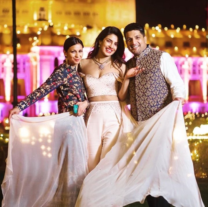 NickyankaJonas's tweet photo. @priyankachopra @nickjonas Damn do you guys know how to throw a #weddingParty
📸 Ig: anjula_acharia
#NickyankaWedding
#NickYankaReception https://t.co/G8Mzu92DrM