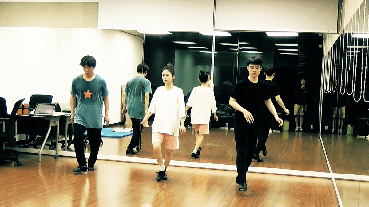 OKDOO's tweet photo. 아직 잭슨도 샤오팡도 그리고 투자사도 정해지지 않은 시기였던 걸로 기억한다. 그래도 세명의 배우와 선생님은 발을 굴렀다. 땀으로 셔츠가 흠뻑 졌을 만큼. 노력의 결과물을 더 오래 관객들이 확인해주셨으면 좋겠다. #스윙키즈 #여러분늦기전에스윙키즈하세요 #도경수 #박혜수 #오정세 #이연호 https://t.co/Zle17M9Osz