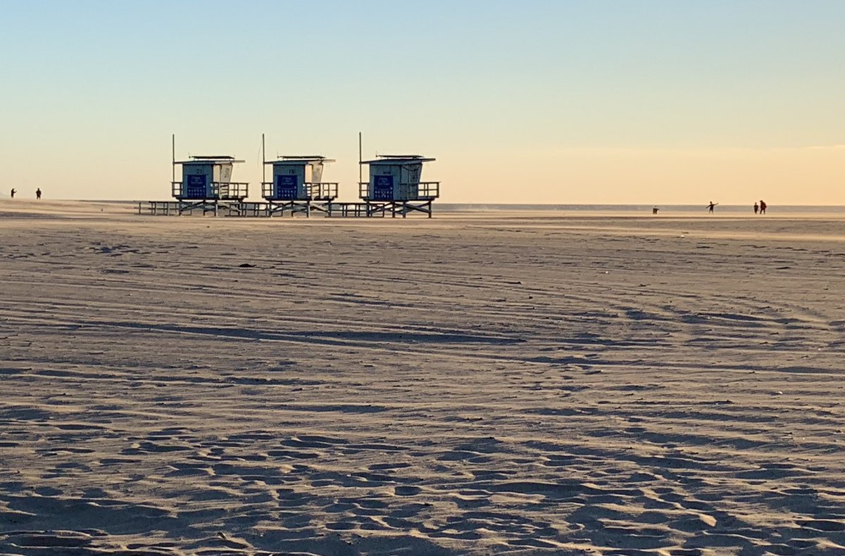 Cold, windy, and perfect! #venicebeach #venicebeachboardwalk #sunset #beachsunset #sand #sun #photography