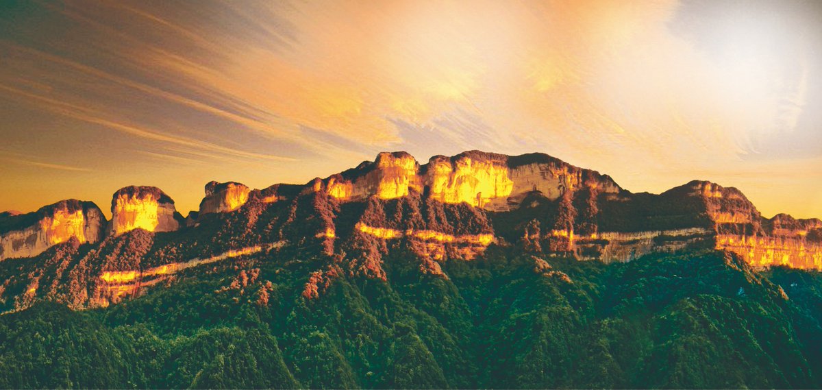 Cimgine's tweet photo. Ever want to see a gold mountain in the beautiful sunset? And are you a Buddhism practitioner that you want to see the real heaven in your heart? 
Come to Nanchuan, Chongqing, and enjoy the great sightseeing of Nanchuan gold Buddhism Mountain. https://t.co/a2n8xLqf8v