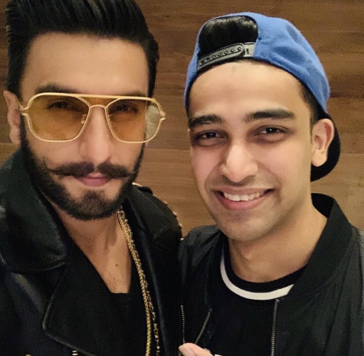 RanveeriansFC's tweet photo. PICs #7 Bae with a lucky fan ❤️ #SimmbaToday #SimmbaInCinemasToday https://t.co/rpkzFFjE86