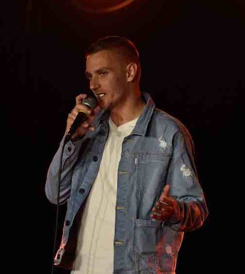 One more for tonight.... we have Aaron Carter.... big name for a big night...

<a href="/ACarter44/">Aaron Carter</a> Will explain his Tinder bio. At length.