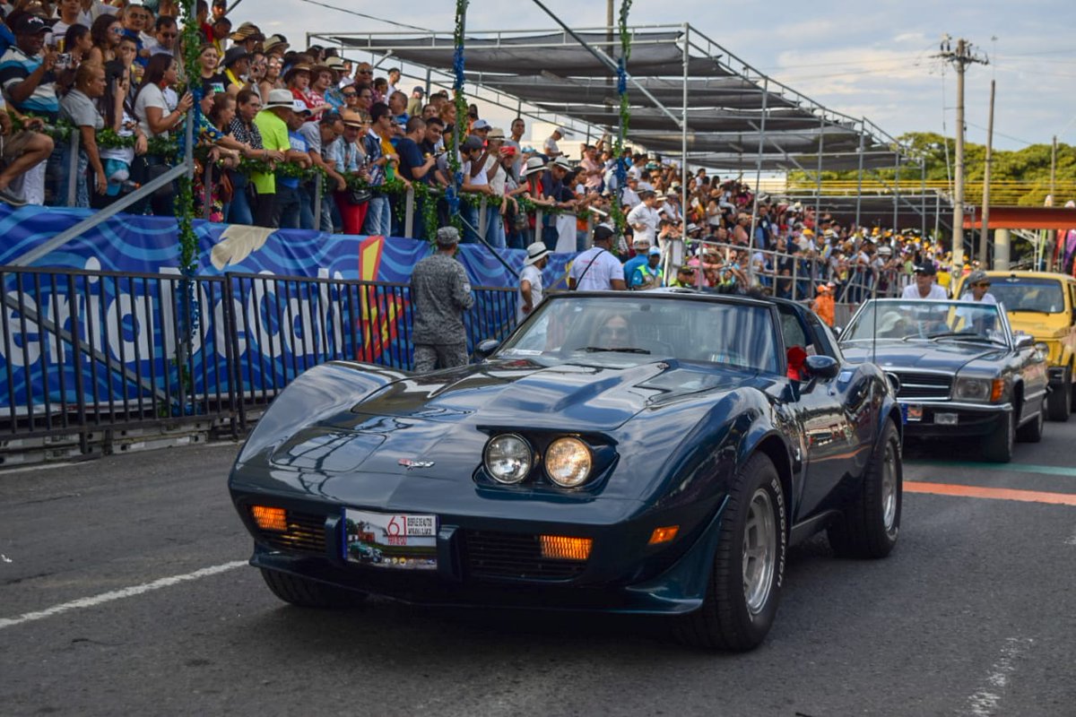 elpaiscali's tweet photo. Este es el ambiente que se vive a esta hora en el #DesfileDeAutosAntiguos en la #FeriaDeCali2018 .
#HelloMoto #HelloCali #DeFeriaconUnMotoG6Plus https://t.co/2I1V6pi9DQ