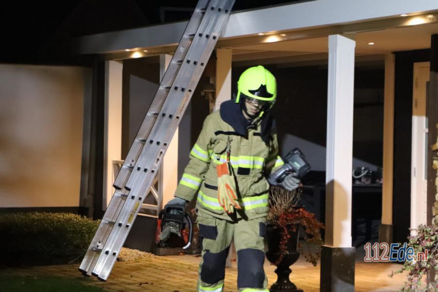 🚨 Brandweer controleert met warmtebeeldcamera dak na schoorsteenbrand in #Ederveen 112.press/QvTm5S 112Ede https://t.co/tLWgwiUU7z