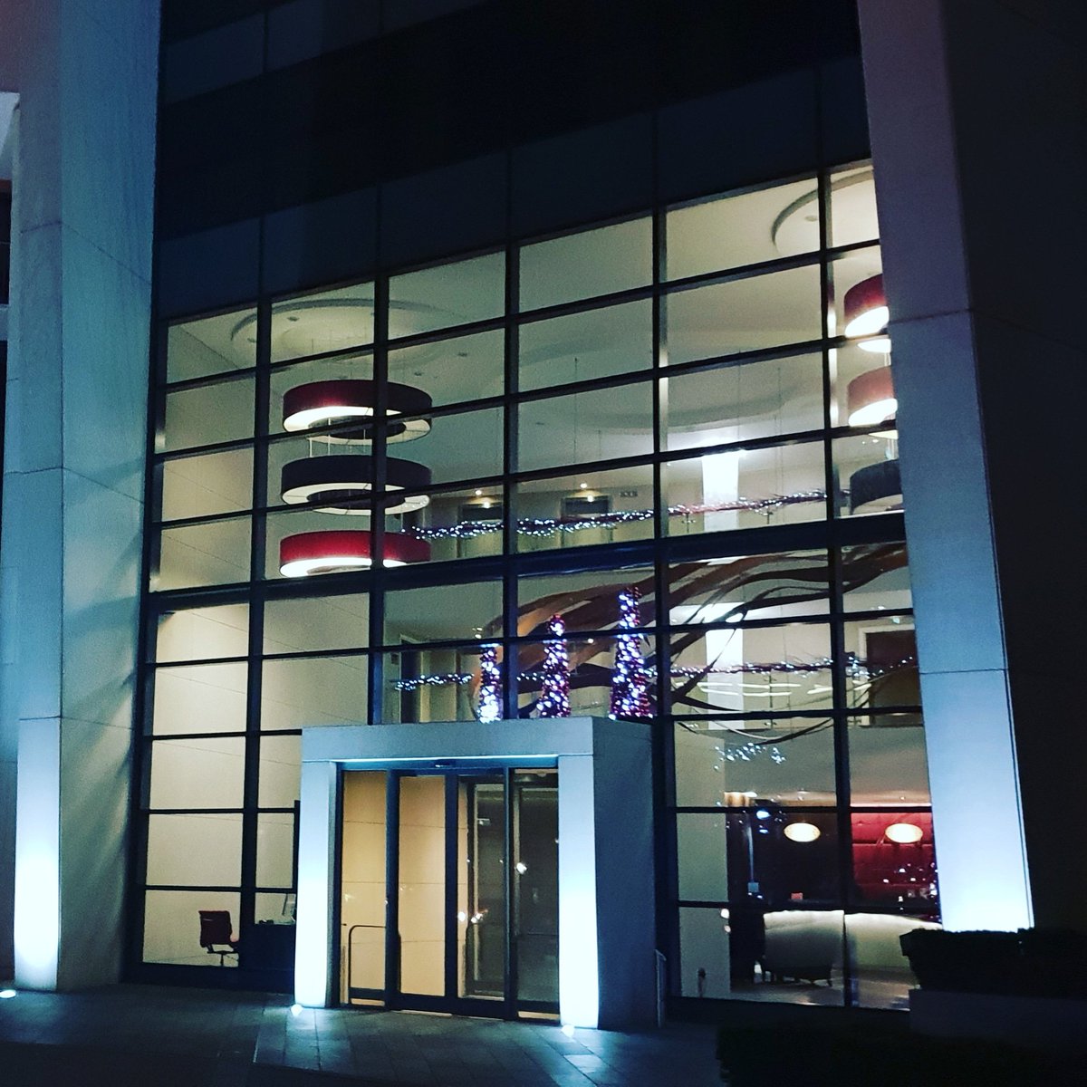 darrencloseup's tweet photo. Good gig at @Brooklandshotel tonight for an #80thbirthday #party
#celebrate #birthday #80yearsold #beardedwizard #beardedmagician #magicianslife #parties #weybridge @mercedesbenzworld #cardmagic #cardinwallet #spongeballs #goodreactions https://t.co/ut82SL0wLX