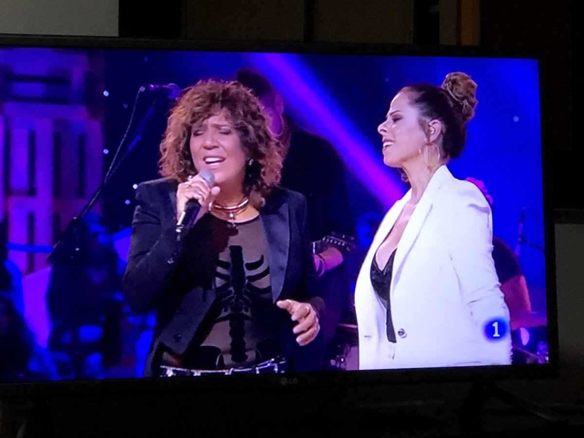 SolerGalicia's tweet photo. Nuestra querida @PastoraSoler  en el especial @RosanaOficial  , viéndote ahora mismo princesa y los pelos de punta , nadie sabe lo que me haces sentir con tu voz , simplemente tu voz me hace feliz. Te quiero mi niña bonita 💙 siempre fiel a ti https://t.co/VV0zEn7gNn