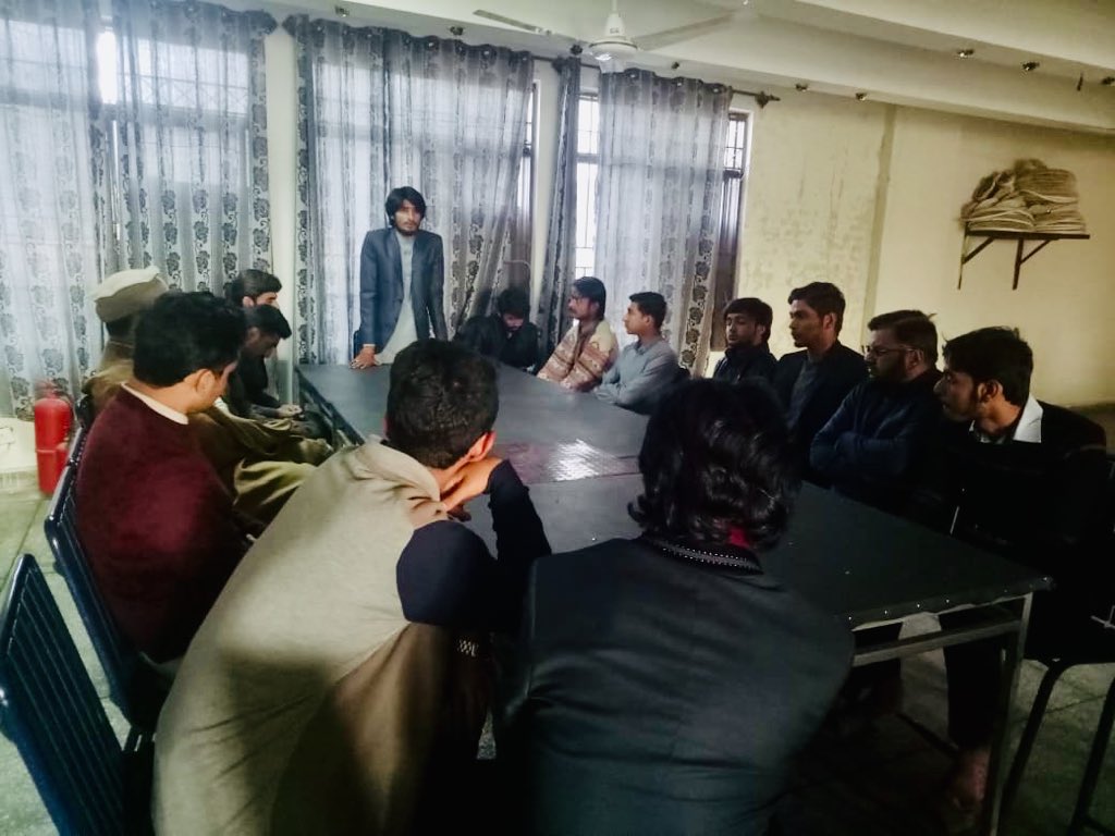 ChauhdriTauqeer's tweet photo. وقت کے گزرنے پر تم جو بھول جاؤ گے
ہم تمہیں بتائیں گے بینظیر کیسی تھی
زندگی کے ماتھے پر وہ لکیر جیسی تھی
ظلم کے نشانے پر ایک تیر جیسی تھی
بینظیر بھٹو بس بینظیر جیسی تھی۔ #PSF_IIUI https://t.co/MrbQ5GNR4Z