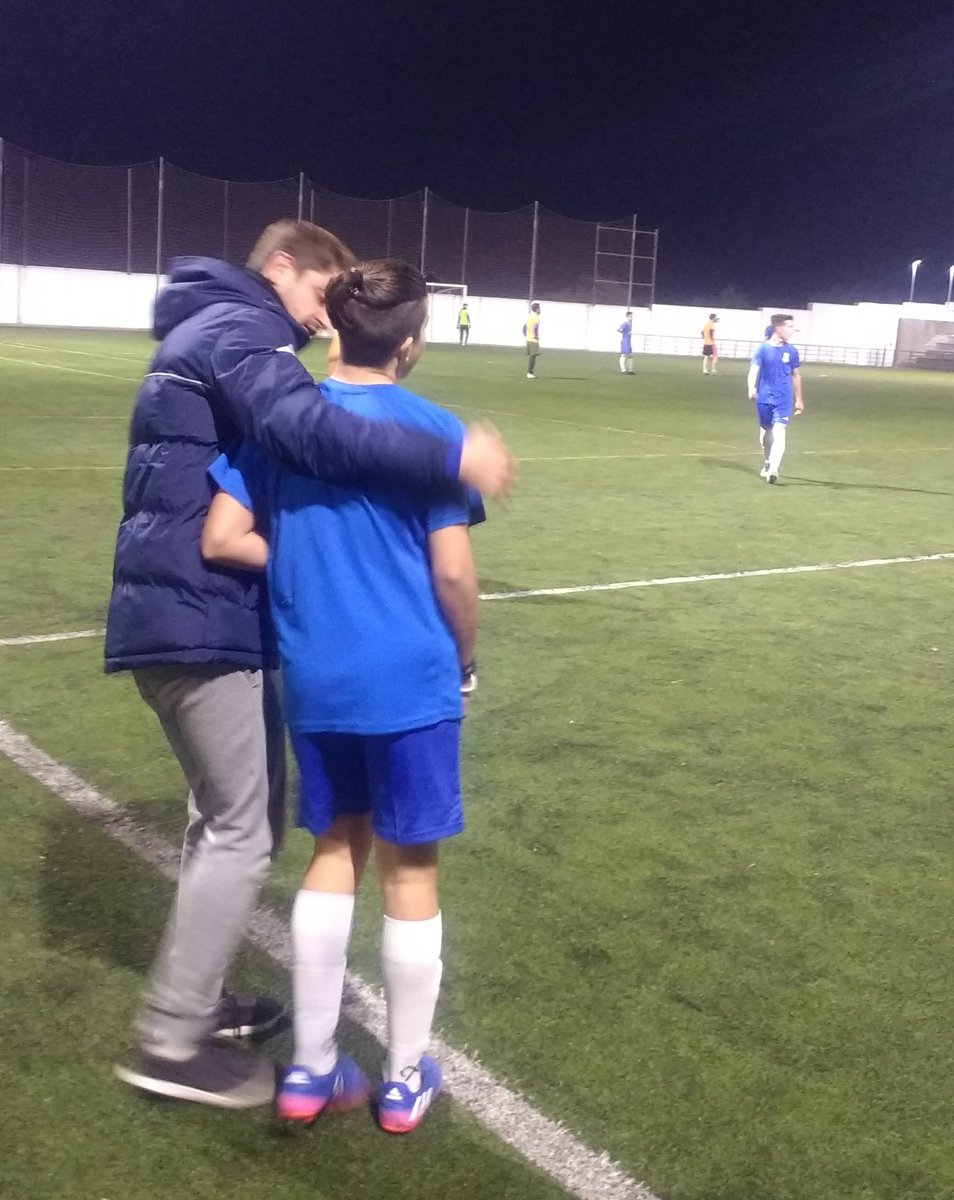 fdoiturralde's tweet photo. Muy contento Martín en su debut con los juveniles @Espartinascf en partido amistoso contra el senior de Salteras en su campo. Dando un buen pase de gol a Carlos Mario Partido igualado en el que bajamos la guardia en la segunda mitad de la primera parte Final 8-7
@AManuelBarbero https://t.co/aJoRzUWFcT