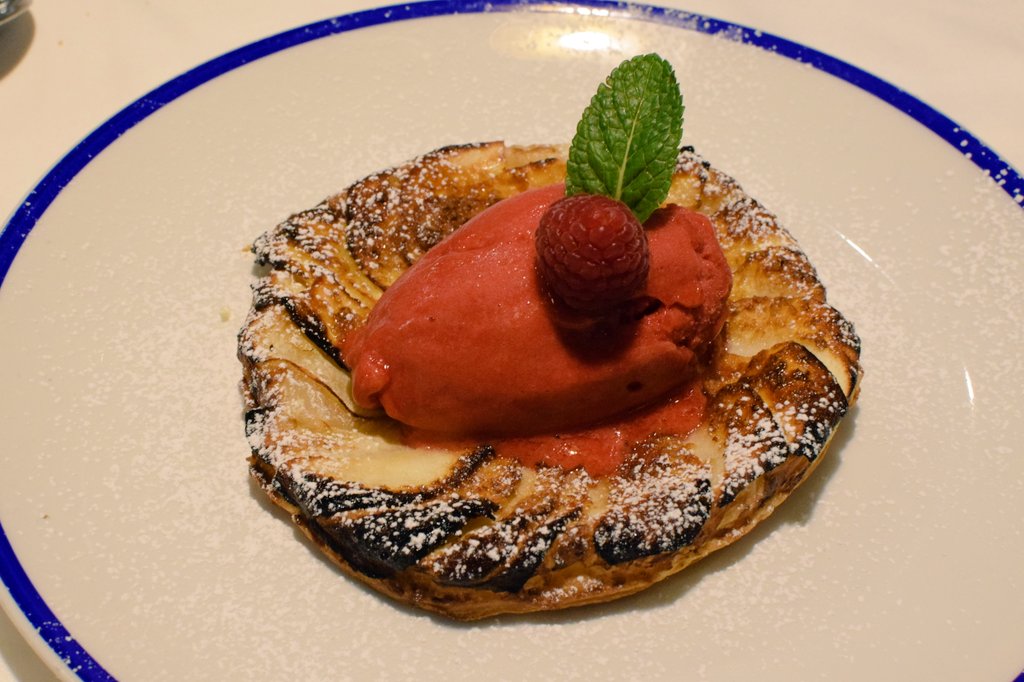 Hoy. <a href="/RocachoMadrid/">Rocacho</a>. Directo a mis favoritos de Madrid. Gracias por tratarnos tan bien! 🤗 Su chuleta (<a href="/ElCaprichoLeon/">Bodega El Capricho</a>) de vaca de trabajo madurada 90 días ha sido un espectáculo -de 1,2kgs-. 💥😋 #rocacho #meatlovers