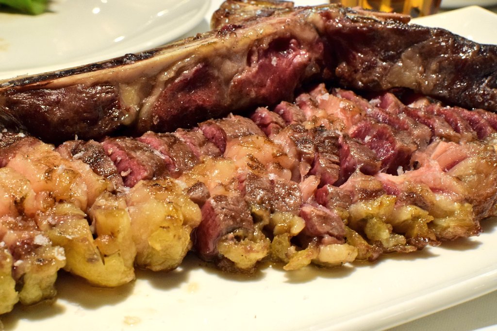 crisroba2's tweet photo. Hoy. @RocachoMadrid. Directo a mis favoritos de Madrid. Gracias por tratarnos tan bien! 🤗 Su chuleta (@ElCaprichoLeon) de vaca de trabajo madurada 90 días ha sido un espectáculo -de 1,2kgs-. 💥😋 #rocacho #meatlovers https://t.co/1Yc3Ul6PV1