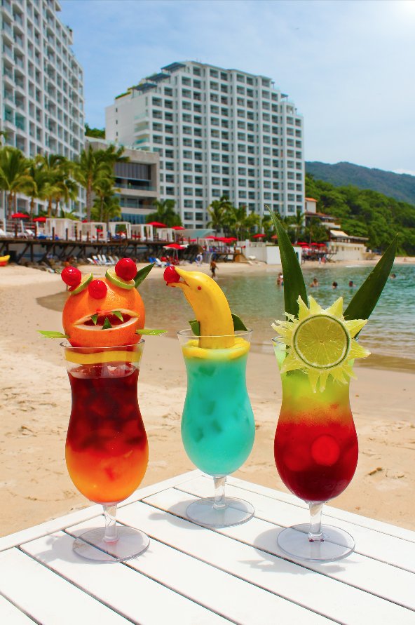 Drinks, sun and fun is the perfect match while you are on vacation!🍹☀️🐬 #GrandExperience #StayWithUs #PuertoVallarta