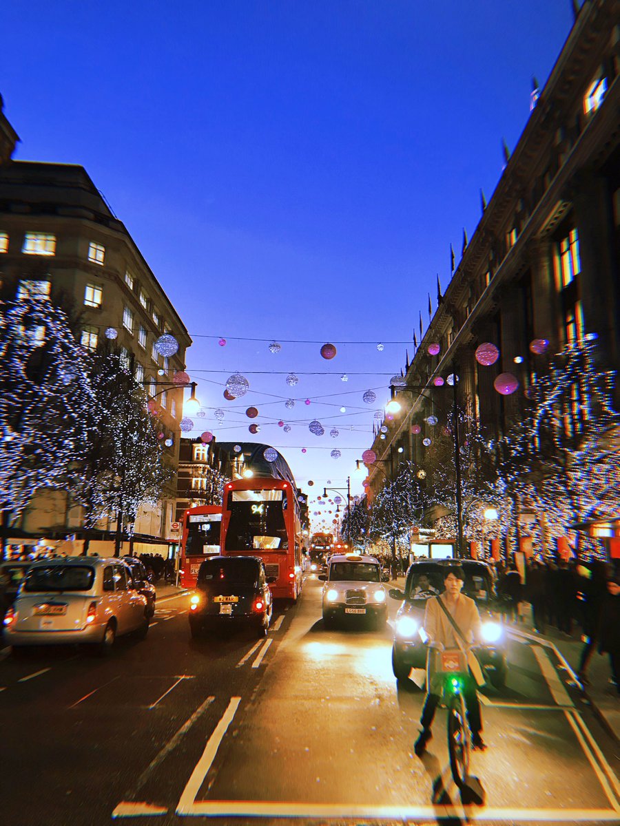 emmalouiselayla's tweet photo. Oxford Street was *rather* busy today. Did you hit up the sales, online or in stores? 🛍 #saleshopping #OxSt #LondonatChristmas https://t.co/8ziffKnvWw