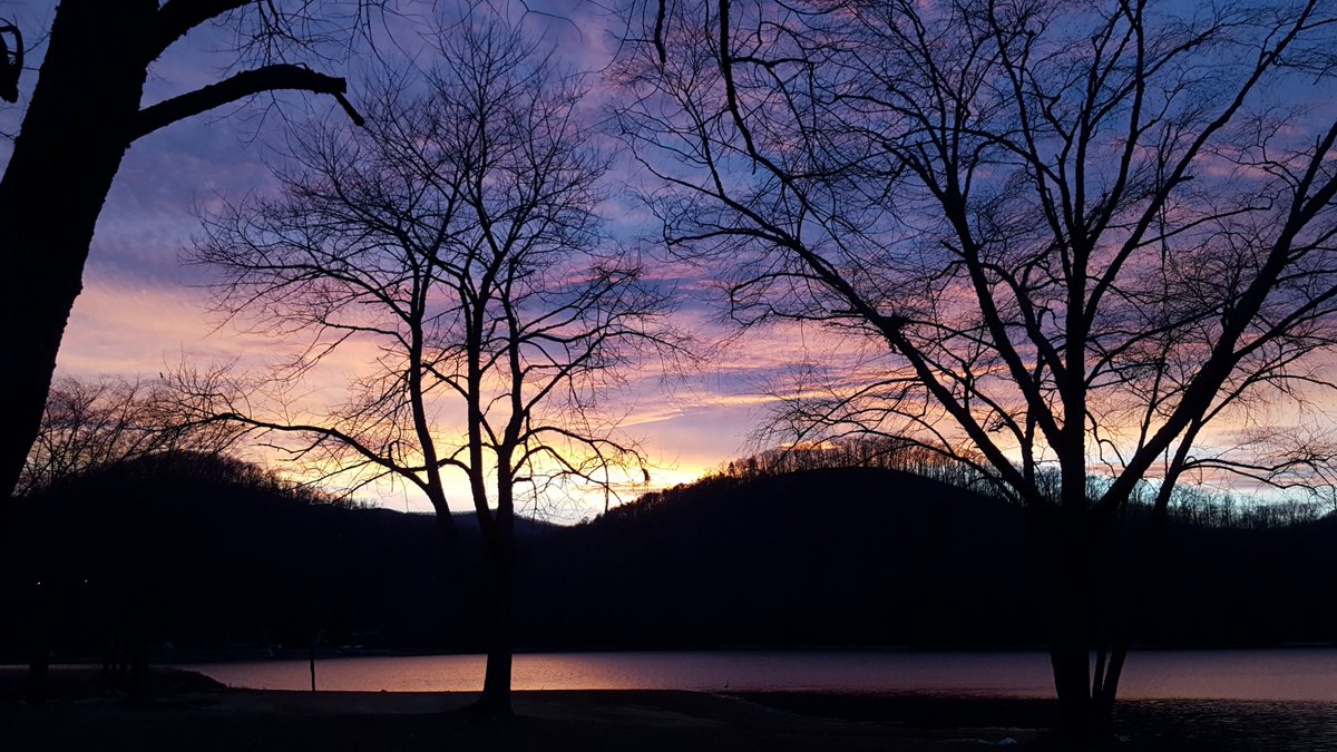 Each Lake Chatuge sunset is more beautiful than the last. You just have to see it for yourself! Plan your Lake Chatuge getaway today: ow.ly/8v8j30mQrc2 #golakechatuge #mountains #fall #sunset #getaway
