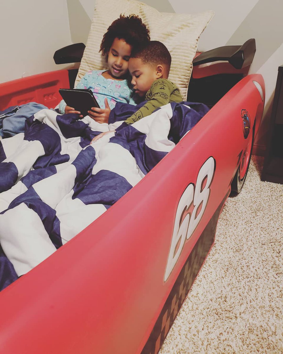 Lauren_Powell12's tweet image. When sister is sick and you invite her to cuddle in your bed and let her pick out her favorite show ❤#SheWantedToWatchDIYVideos😂 #HeSaidOfCourse #InseparableBond #BestBigBrotherByThirtySevenMinutesEver #TwinLife👫