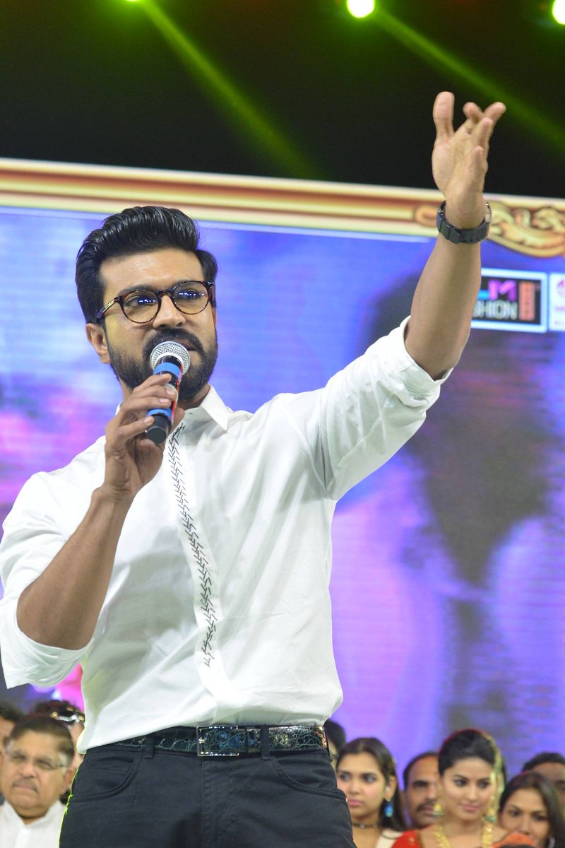 TeluguOdu's tweet photo. #VinayaVidheyaRamaPrereleaseEvent
More Photos:: https://t.co/fLopmKLGjG
#VVRTrailer #VVRPreReleaseEvent #VVRJukebox #VinayaVidheyaRamaTrailer @KTRTRS #RamCharan #Chiranjeevi https://t.co/ZtiWaKvMIj