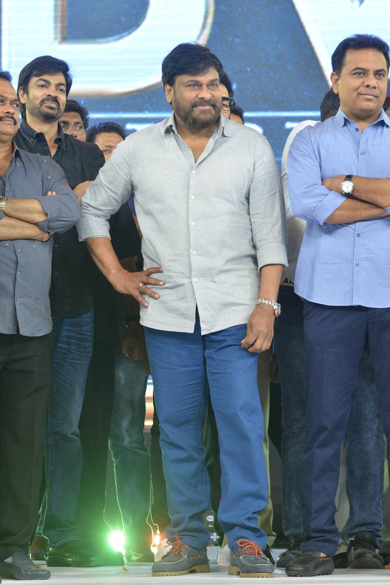 TeluguOdu's tweet photo. #VinayaVidheyaRamaPrereleaseEvent
More Photos:: https://t.co/fLopmKLGjG
#VVRTrailer #VVRPreReleaseEvent #VVRJukebox #VinayaVidheyaRamaTrailer @KTRTRS #RamCharan #Chiranjeevi https://t.co/ZtiWaKvMIj