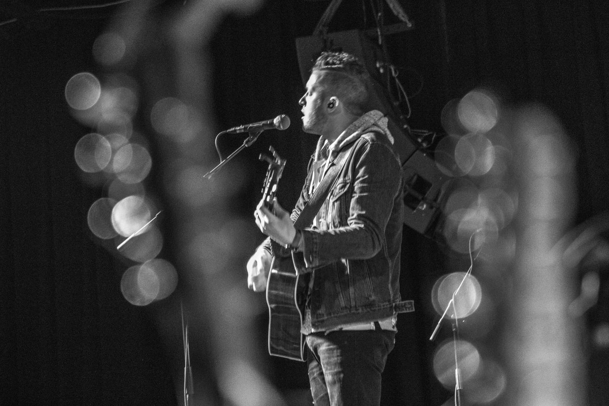 keelandonovan's tweet photo. Hey! Giving away a couple of pairs of tix to my Portland, ME show on 1/3!! All you have to do is tag someone below (or everyone, for bonus points) you’ll bring for your chance to win. Can’t wait for my 7th annual #HomeForTheHolidays show!! @sonsofalfond opening! Don’t miss it. https://t.co/1md2qkO10E