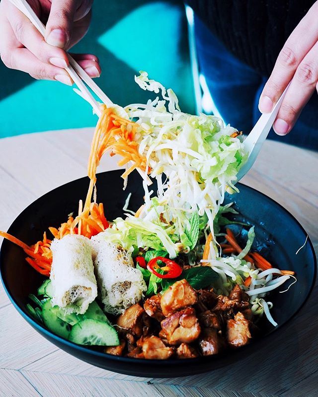 teafortammi's tweet photo. On a hot day like this I’m all about that salad!!! Especially when it comes with noodles 🍜🥗loving the rice noodle salad with spring rolls from @bun_vietnamese 😍 pro-tip: get an extra order of spring rolls. You can thank me later 😁 #clientwork #foodphotography #eater #sal… https://t.co/ogw2dht2VT