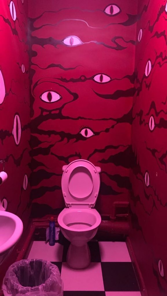 Toilets With Threatening Auras on Twitter