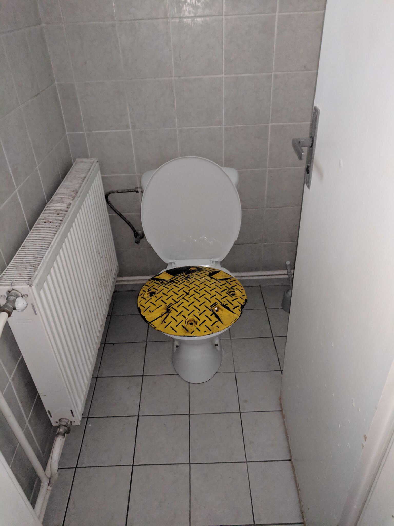 Toilets With Threatening Auras on Twitter