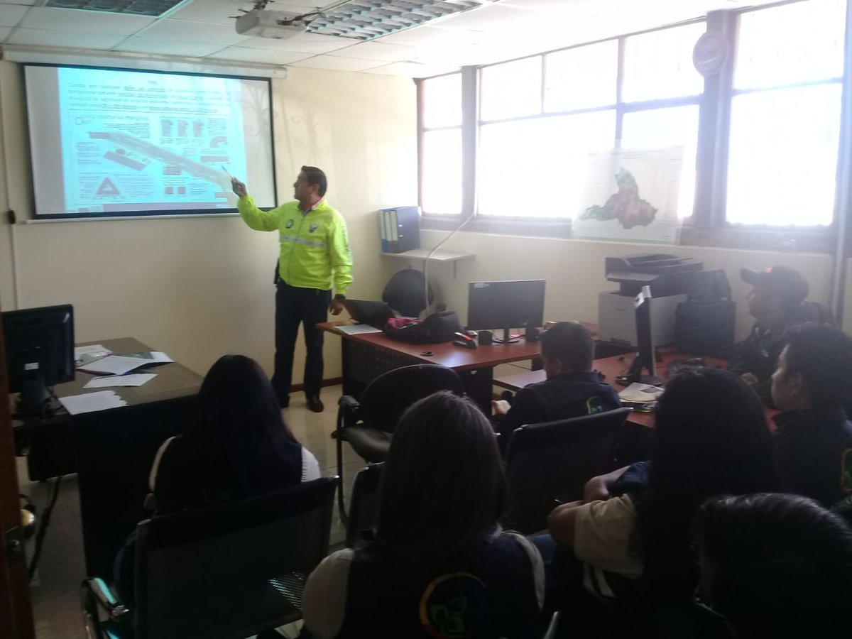 PoliciaEcuador's tweet photo. #Atuntaqui || Nuestro personal de la #UIAT #Ibarra capacitó a servidores de la Agencia de Regulación y Control Fijo, en el tema de seguridad vial y conducción a la defensiva https://t.co/88SNhYMvAv