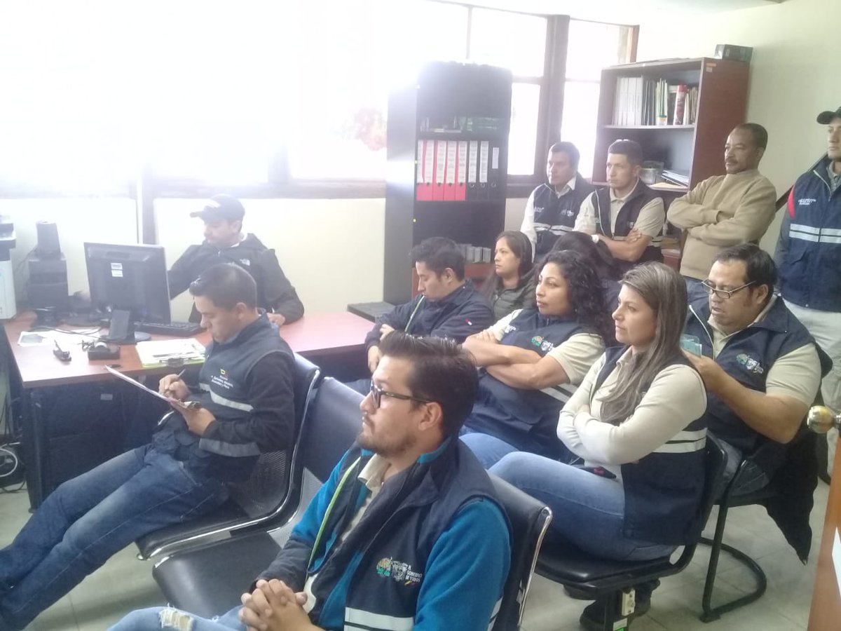PoliciaEcuador's tweet photo. #Atuntaqui || Nuestro personal de la #UIAT #Ibarra capacitó a servidores de la Agencia de Regulación y Control Fijo, en el tema de seguridad vial y conducción a la defensiva https://t.co/88SNhYMvAv