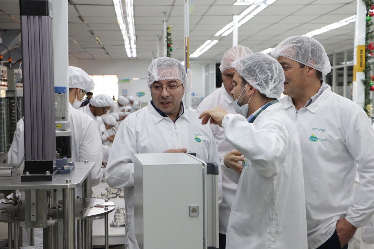 EstradaCarlosM's tweet photo. Encantado de recorrer y observar la tecnología de punta y el talento humano calificado de la planta New Stetic en Guarne, Antioquia. Especialistas dentales que exportan a 66 países en el mundo, una gran compañía con 65 años de historia. Felicitaciones @ldmonsalve!!! https://t.co/vLVqcf55Kd