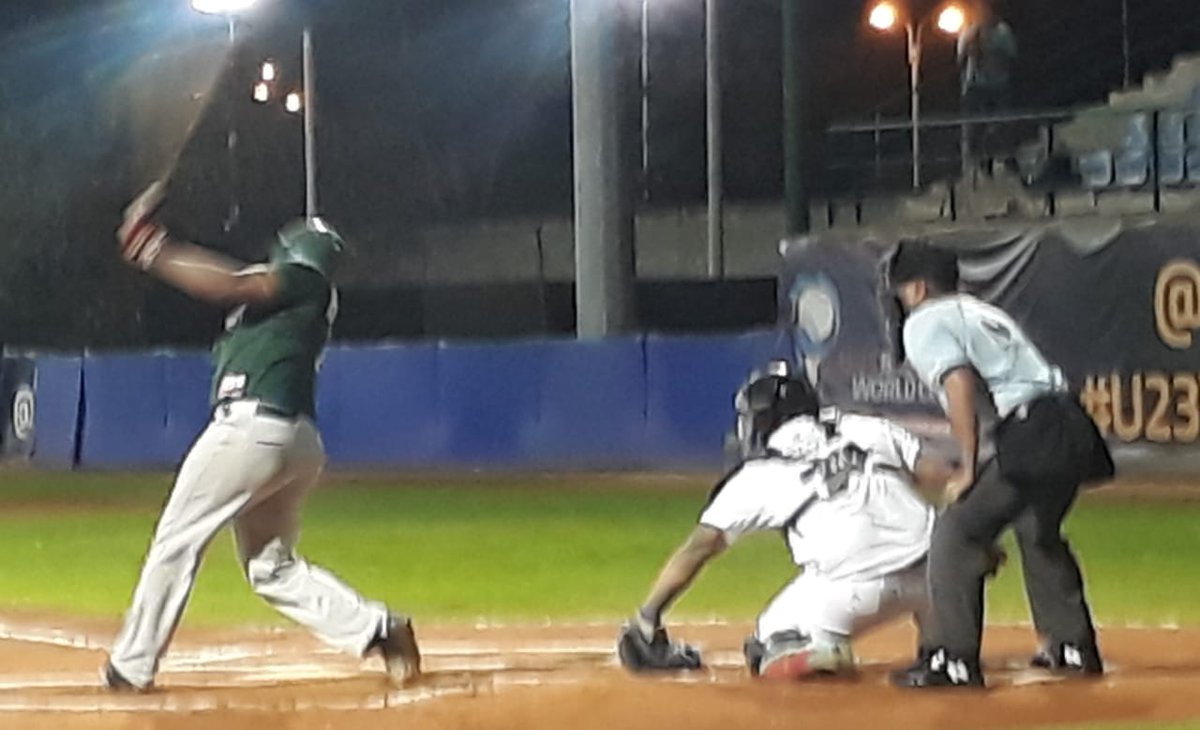 Leonesbbc's tweet photo. @LCBP_Colombia En la alta del segundo los astados remontan el score. Lanza por Leones Roger Luque. @TorosSincelejo 3 - 1 @Leonesbbc https://t.co/rA55bqLL0z