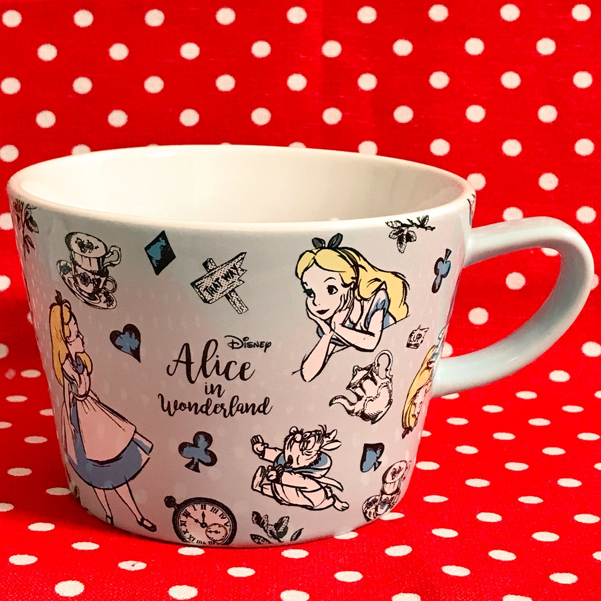 チェルシー Ar Twitter セールになって買ったアリスのカップ 水色ベースでどこから見ても可愛い絵柄です ただ 普通のマグカップ だと思ってたから実物を見てビックリ 大きいのでマグカップというよりスープカップとかシリアルカップに向いてるかも ふしぎ