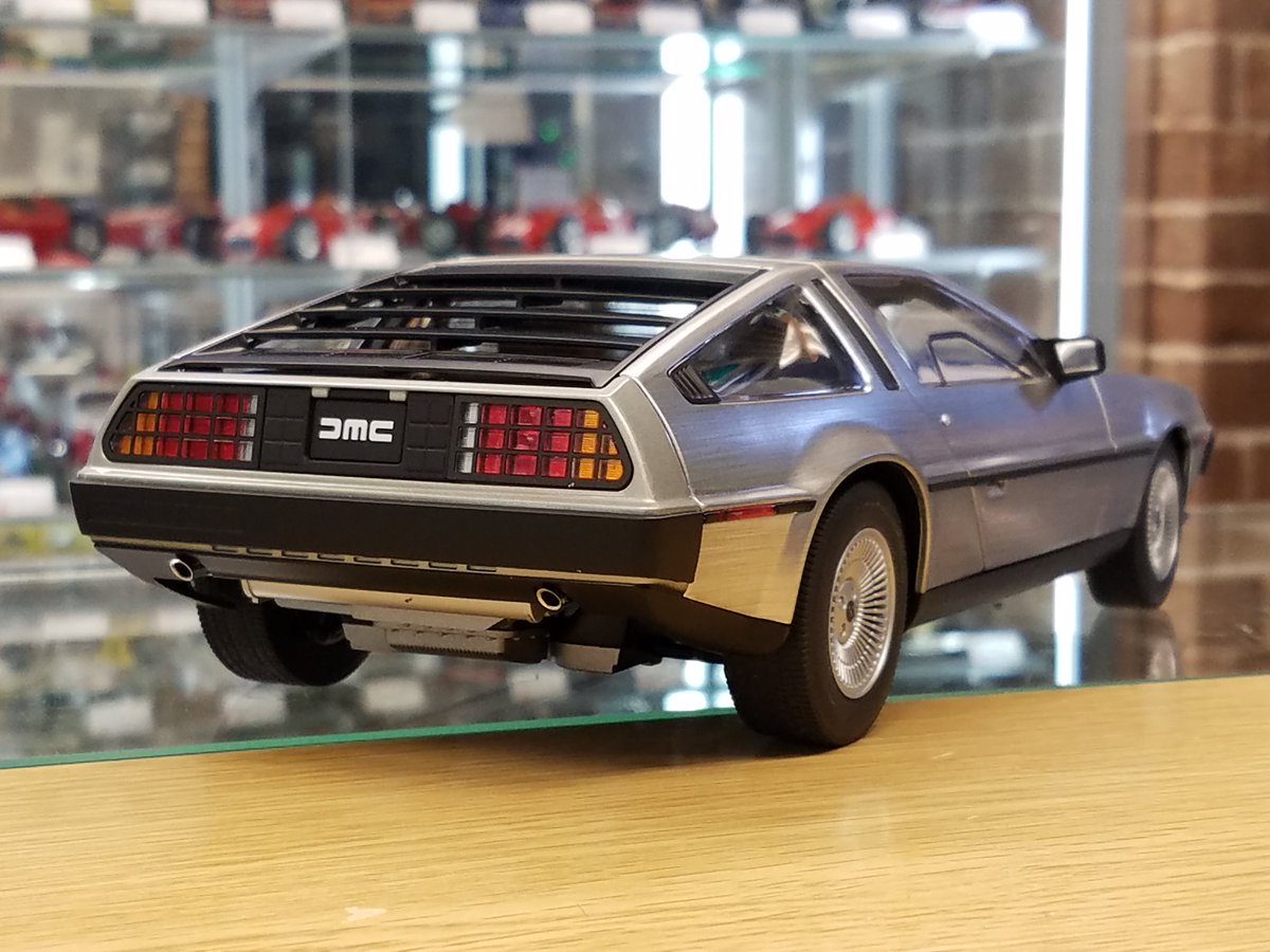 オートアート新製品 1/18 デロリアン DMC-12 サテンシルバー 入荷です