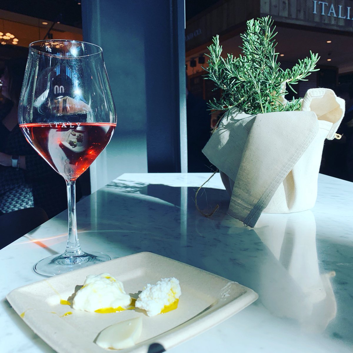 Setting the scene just right.. VIP preview  @eatalylasvegas #NicolaFarinetti #eatalylasvegas #italiancuisine #italy #italianmarket @parkmgm #parkmgm @mgmresortsintl  #lasvegas #cuisineist #CuisineistConfidential #travelchannel #happynewyear2019