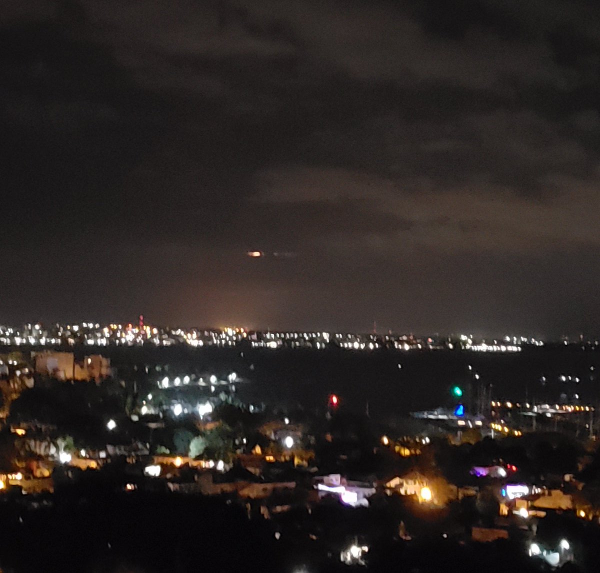 #FenomenoNatural Una extraña luz sobre #PuertoVallarta y no es la luna. #foto #sinfiltro
