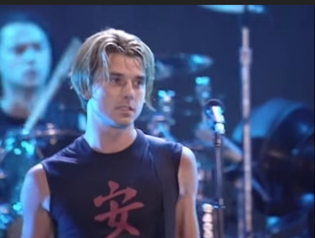 the main guy from bush is what every early 2000s anime fan assumed they looked like with this kind of get up/hairstyle. the other dudes in the band dont even get spotlights btw. this is how the world saw those anime fans. sad.